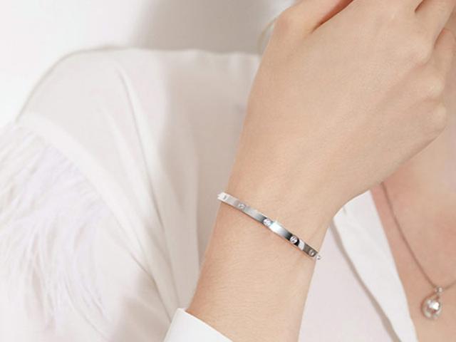 1. Bạc 925 là gì và tại sao nhiều thương hiệu trang sức uy tín tin dùng?