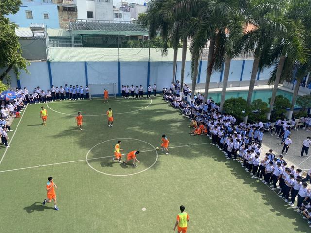 3. Sự khác nhau về cơ sở vật chất và kỹ thuật giữa hai loại trường 3. Sự khác nhau về cơ sở vật chất và kỹ thuật giữa hai loại trường