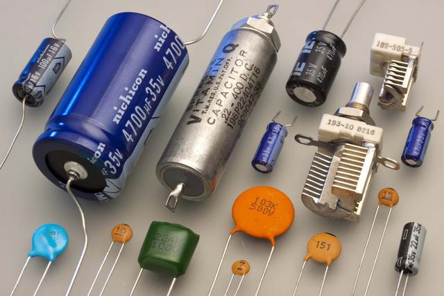 4. Sự khác nhau giữa capacitor và ắc quy 4. Sự khác nhau giữa capacitor và ắc quy